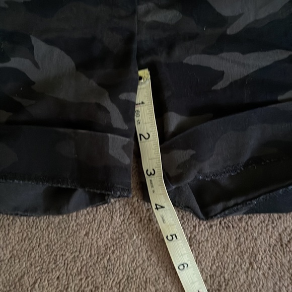 Black camo shorts - Picture 2 of 4